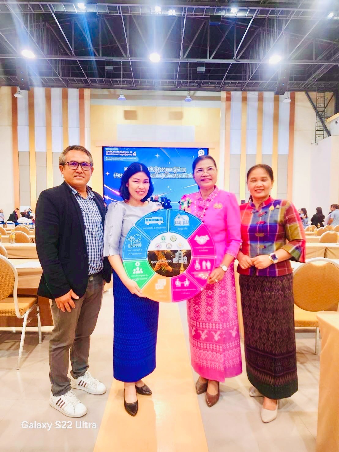 รับตราสัญลักษณ์รางวัลชนะเลิศประเภทชุมชนที่เป็นมิตรกับผู้สูงอายุและผู้พิการ(Age Friendy Communitie)